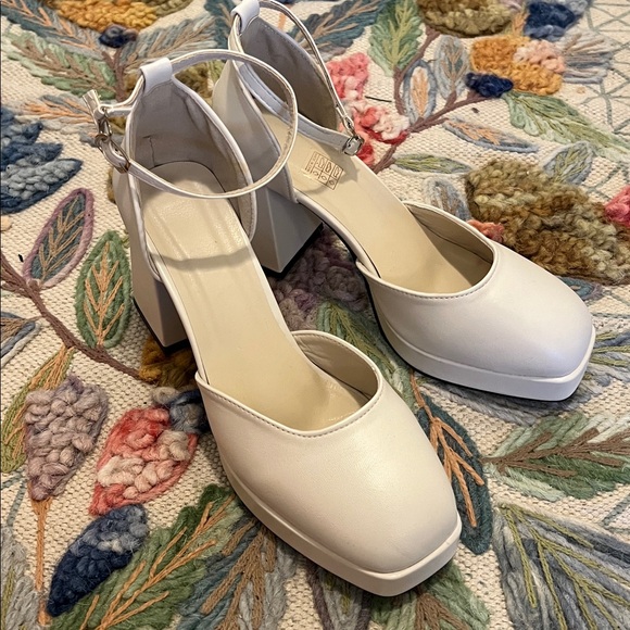 Cream / Off White Square Toe Mary Jane Heels - Picture 2 of 6